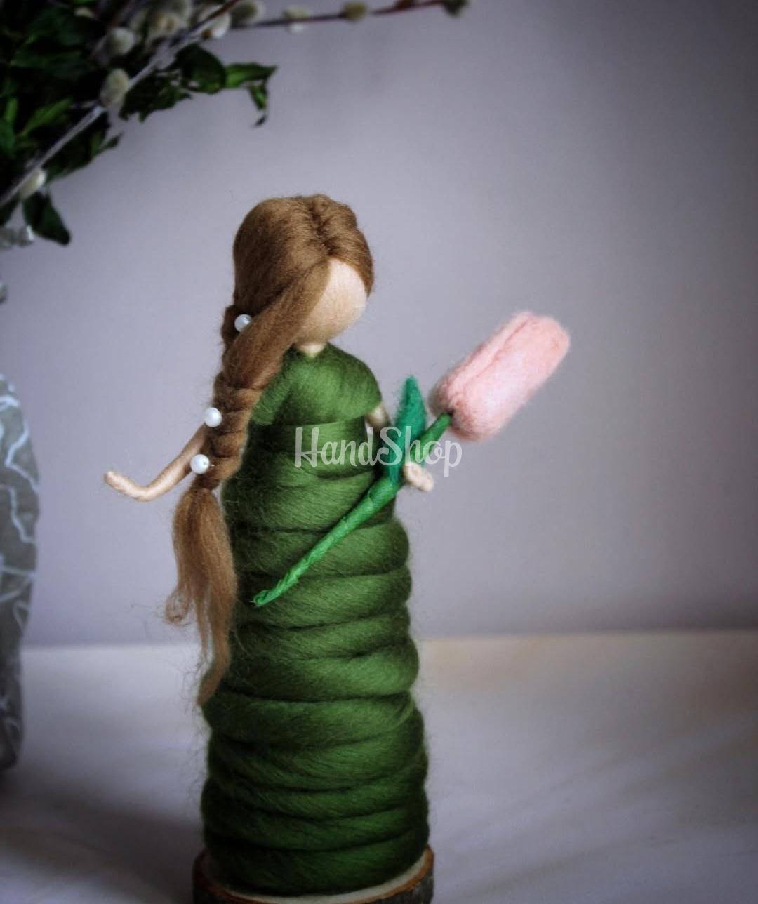 Сувенір лялька веснянка квітка тюльпан із шерсті Сувенір лялька веснянка квітка тюльпан із шерсті