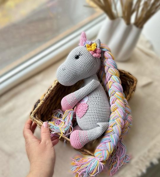 Іграшка в’язаний єдиноріг сірий з довгими косичками