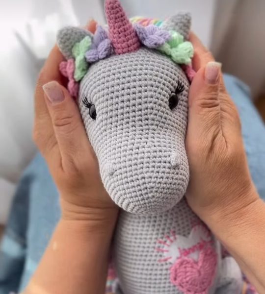 Іграшка в’язаний єдиноріг сірий з довгими косичками