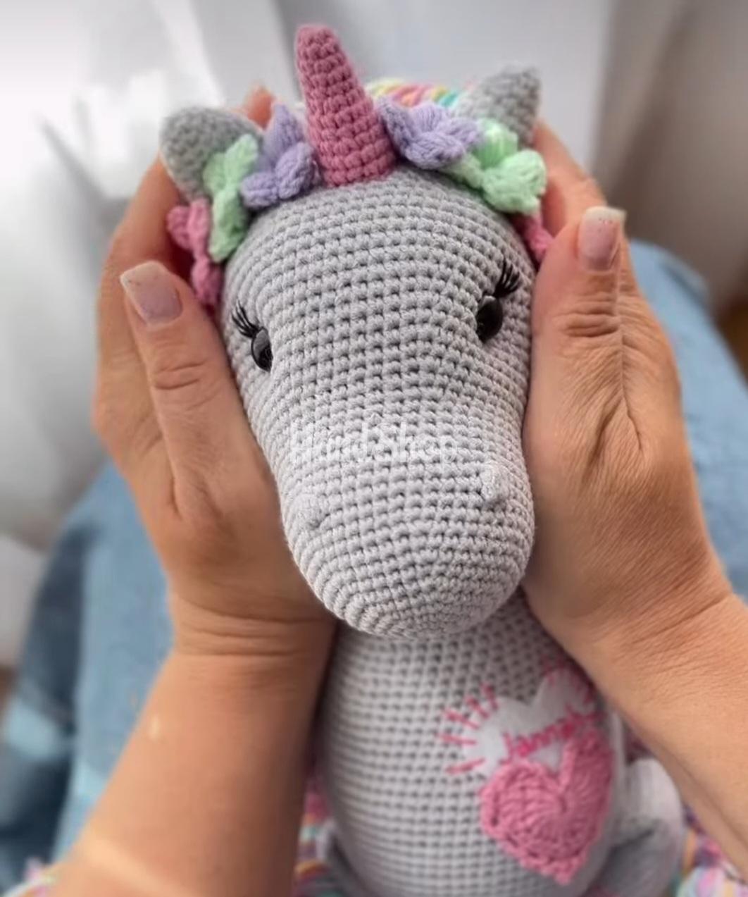 Іграшка в’язаний єдиноріг сірий з довгими косичками Іграшка в’язаний єдиноріг сірий з довгими косичками