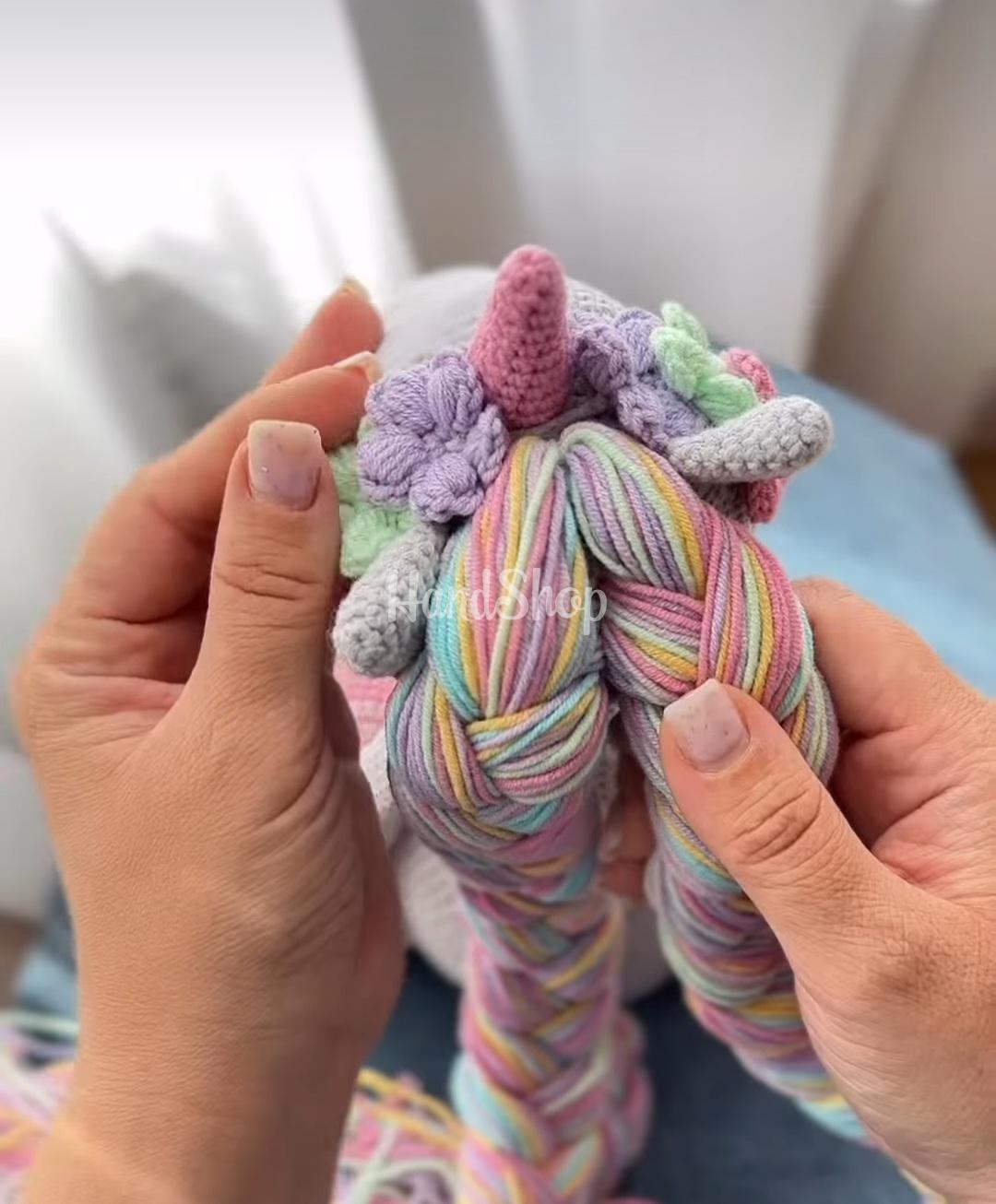 Іграшка в’язаний єдиноріг сірий з довгими косичками Іграшка в’язаний єдиноріг сірий з довгими косичками