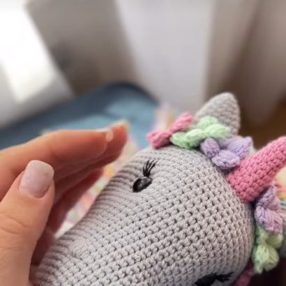 Іграшка в’язаний єдиноріг сірий з довгими косичками