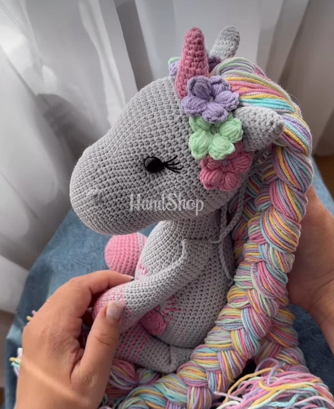 Іграшка в’язаний єдиноріг сірий з довгими косичками Іграшка в’язаний єдиноріг сірий з довгими косичками