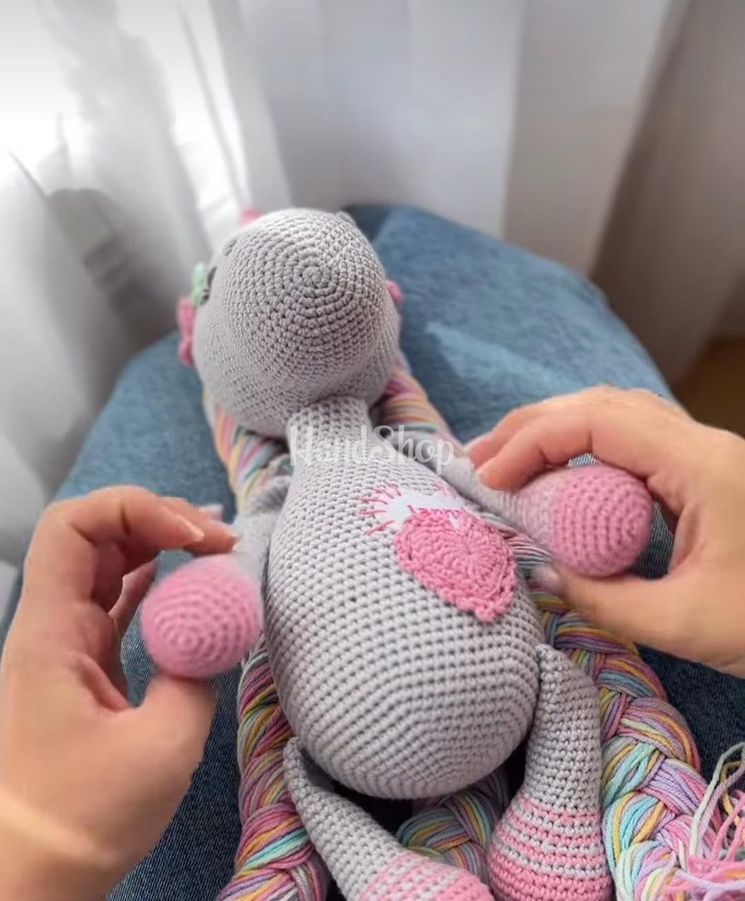 Іграшка в’язаний єдиноріг сірий з довгими косичками Іграшка в’язаний єдиноріг сірий з довгими косичками