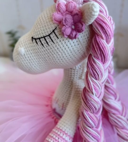 Іграшка в’язаний єдиноріг балерина з рожевими косичками