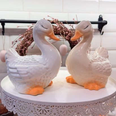 Сувенірна порцелянова пара гусей біла та молочна глазур, 2 шт