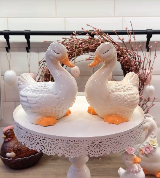 Сувенірна порцелянова пара гусей біла та молочна глазур, 2 шт