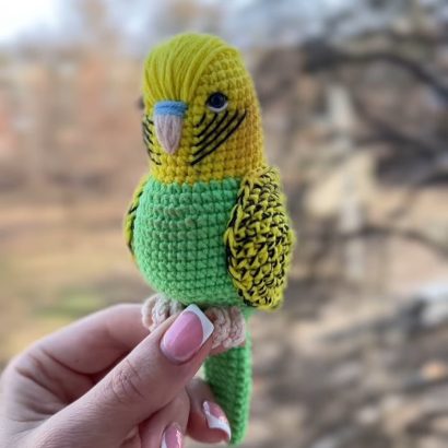 Іграшка в’язаний папуга в жовто-зеленому кольорі