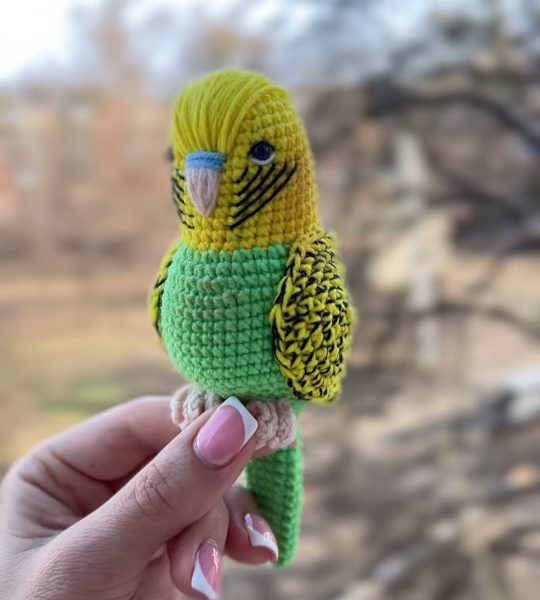 Іграшка в’язаний папуга в жовто-зеленому кольорі
