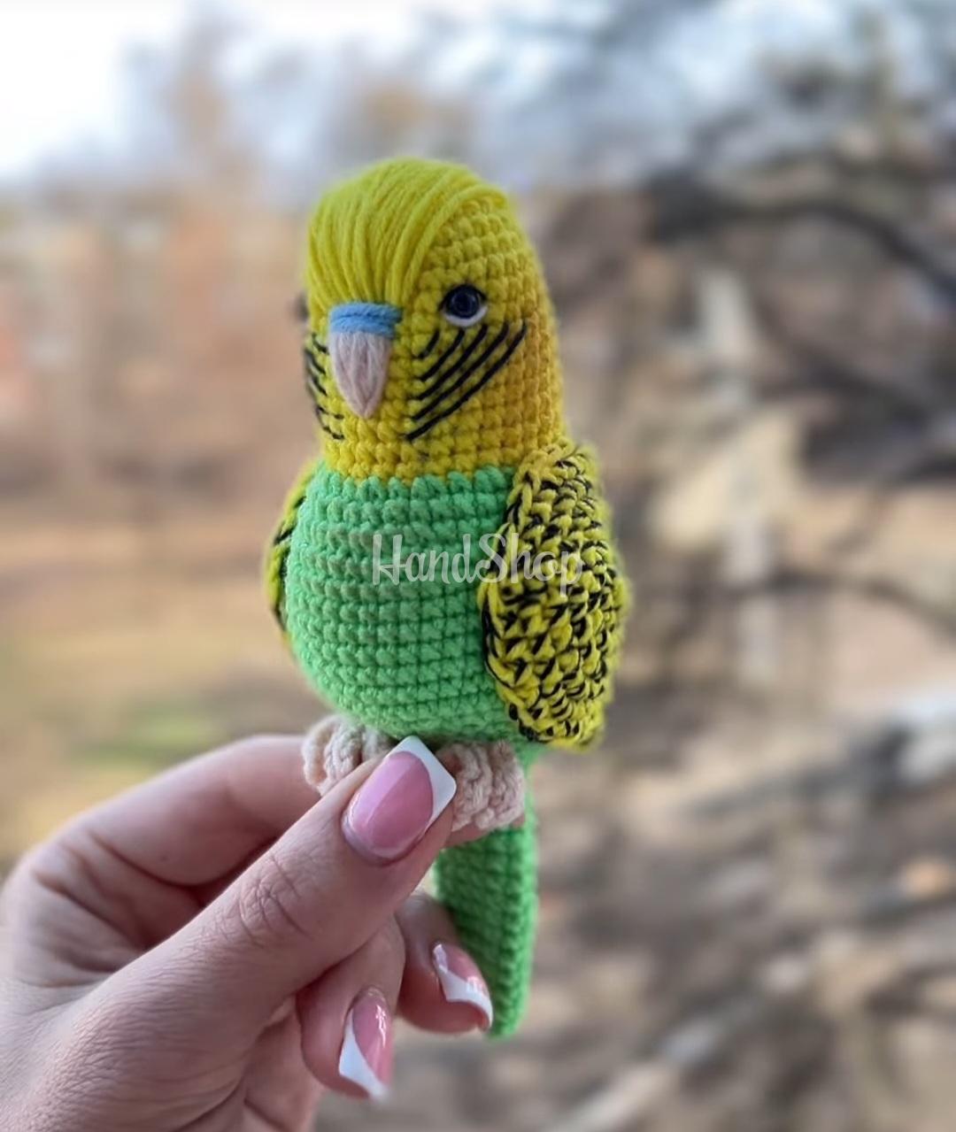 Іграшка в’язаний папуга в жовто-зеленому кольорі Іграшка в’язаний папуга в жовто-зеленому кольорі