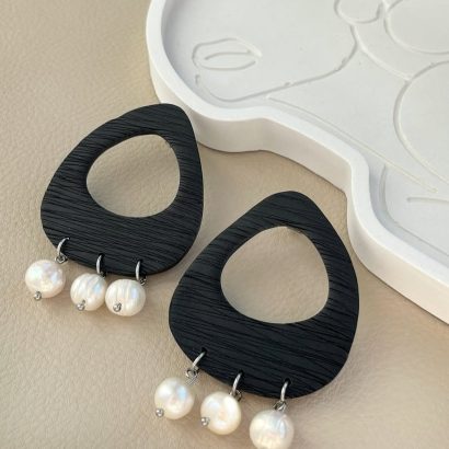 Авторські сережки геометричні чорні річкові перли