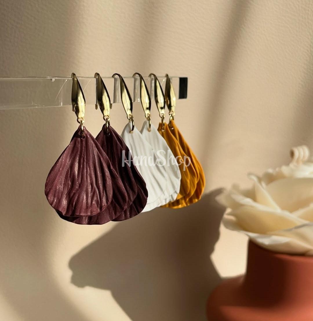 Жіночі авторські довгі сережки білі пелюстки глина Жіночі авторські довгі сережки білі пелюстки глина