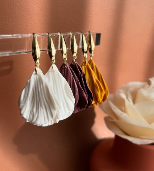 Жіночі авторські довгі сережки білі пелюстки глина