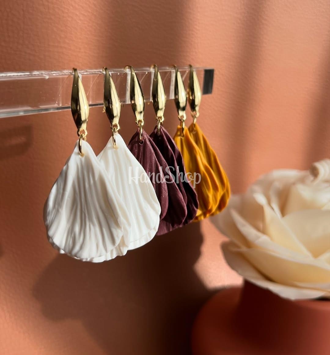 Жіночі авторські довгі сережки білі пелюстки глина Жіночі авторські довгі сережки білі пелюстки глина