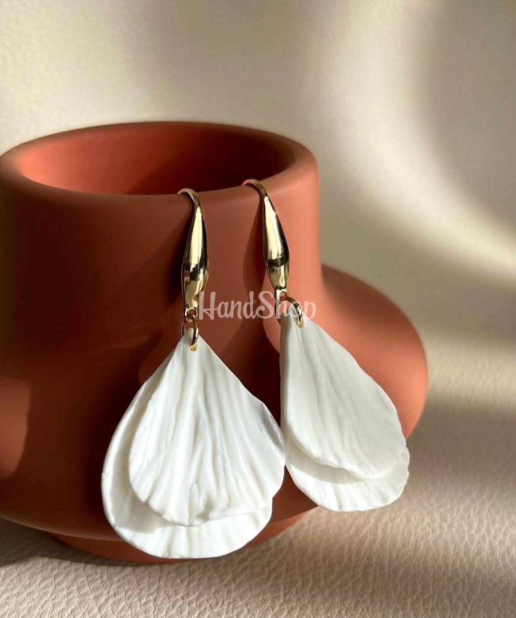 Жіночі авторські довгі сережки білі пелюстки глина Жіночі авторські довгі сережки білі пелюстки глина