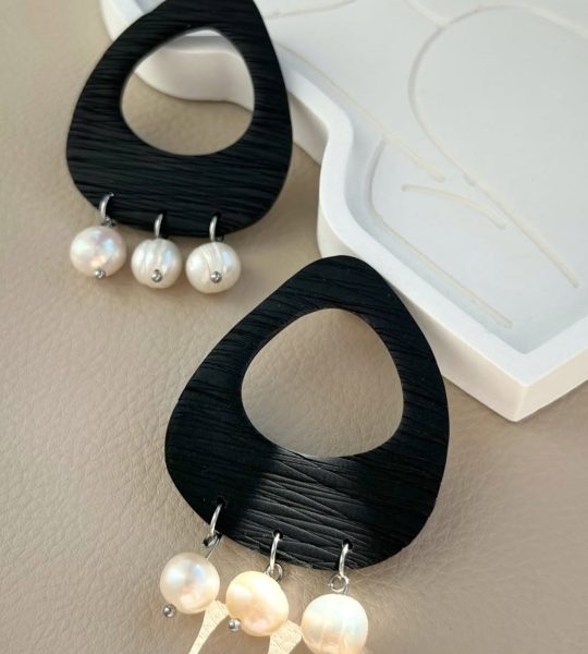 Авторські сережки геометричні чорні річкові перли