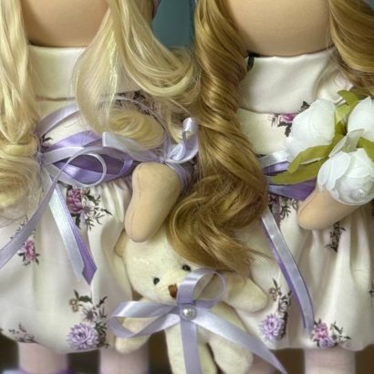 Сувенірна інтер’єрна лялька з довгим кудрявим волоссям