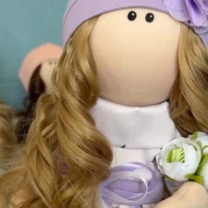 Сувенірна інтер’єрна лялька з довгим кудрявим волоссям