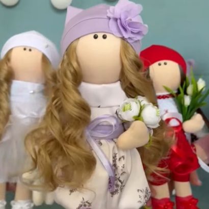 Сувенірна інтер’єрна лялька з довгим кудрявим волоссям