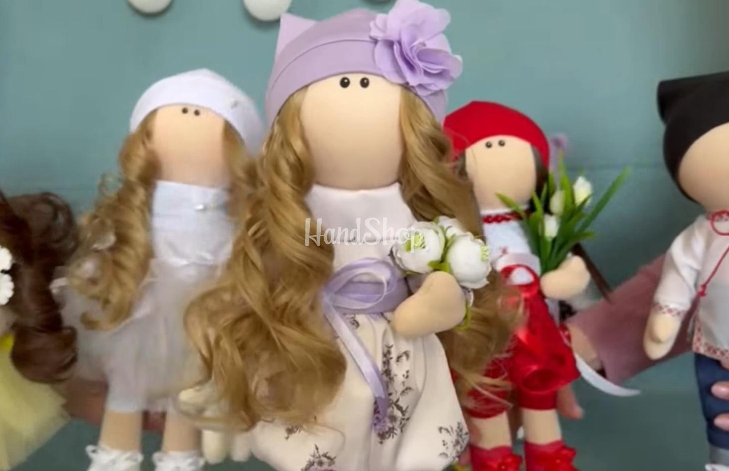 Сувенірна інтер’єрна лялька з довгим кудрявим волоссям Сувенірна інтер’єрна лялька з довгим кудрявим волоссям