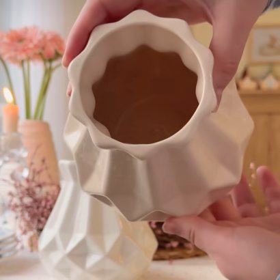 Порцелянова ваза для квітів в молочному кольорі 17 см