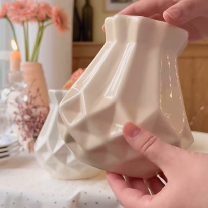 Порцелянова ваза для квітів в молочному кольорі 17 см