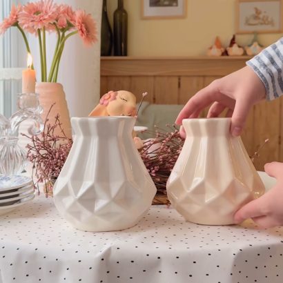 Порцелянова ваза для квітів в молочному кольорі 17 см