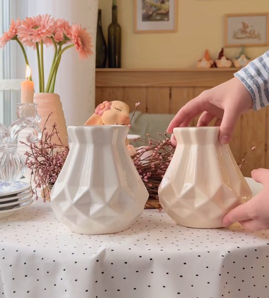 Порцелянова ваза для квітів в молочному кольорі 17 см