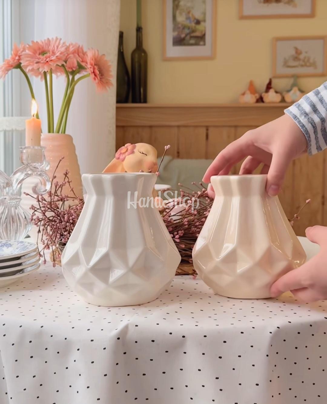 Порцелянова ваза для квітів в молочному кольорі 17 см Порцелянова ваза для квітів в молочному кольорі 17 см