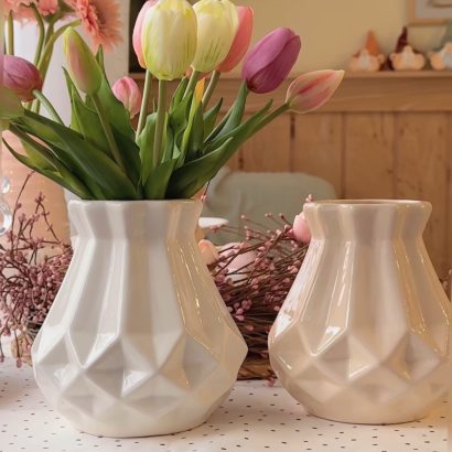 Порцелянова ваза для квітів в молочному кольорі 17 см