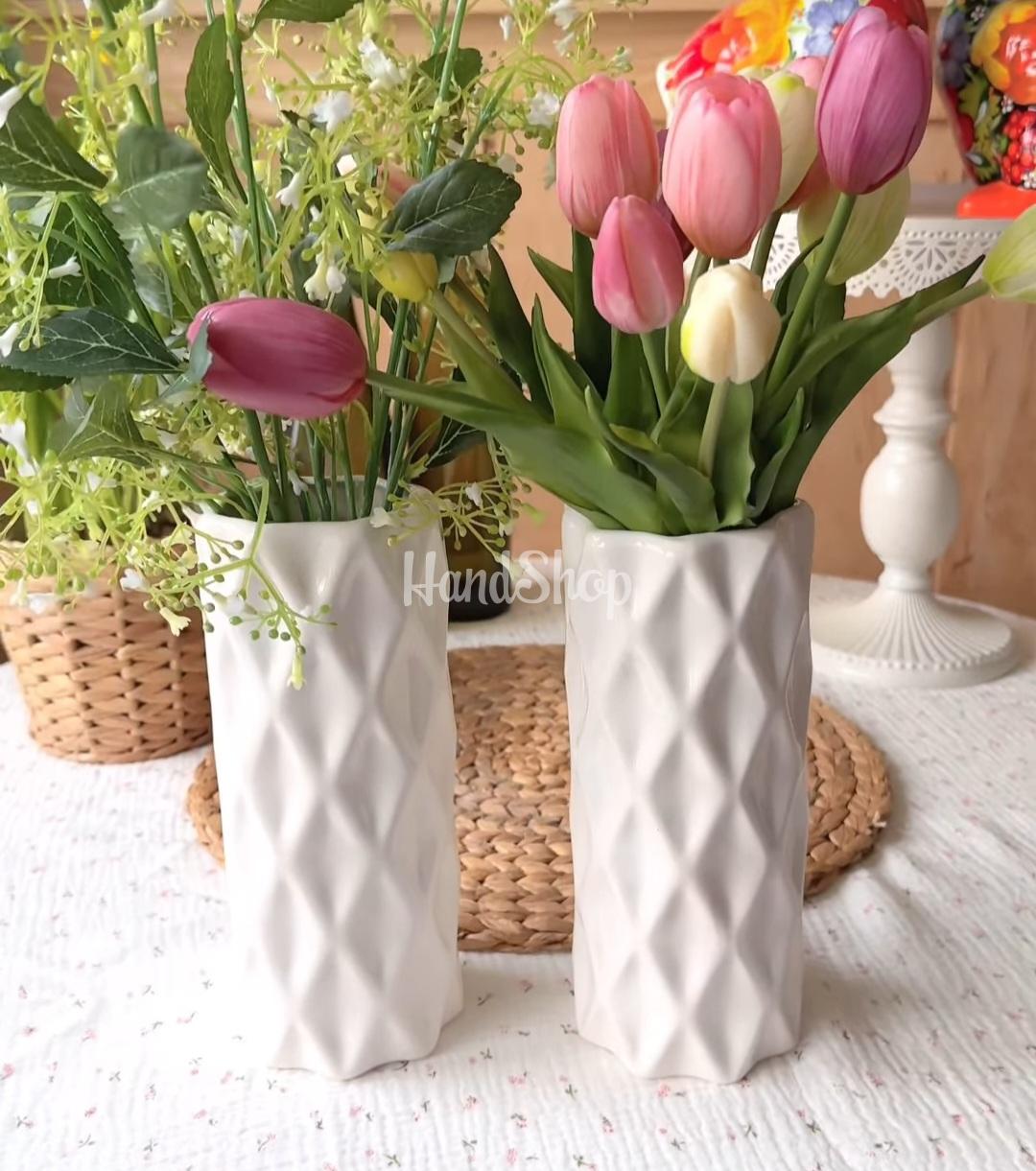 Порцелянова ваза для квітів в білому кольорі об'ємні ромби Порцелянова ваза для квітів в білому кольорі об'ємні ромби