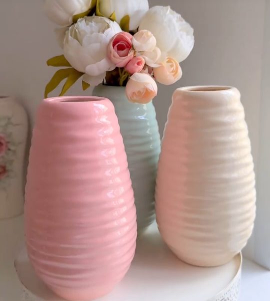 Кольорова велика порцелянова ваза ручної роботи для квітів