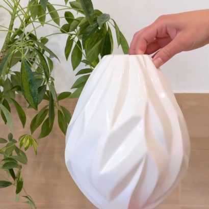 Велика ваза для квітів в білому кольорі об’ємна геометрія, фарфор