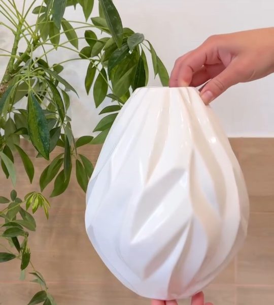 Велика ваза для квітів в білому кольорі об’ємна геометрія, фарфор