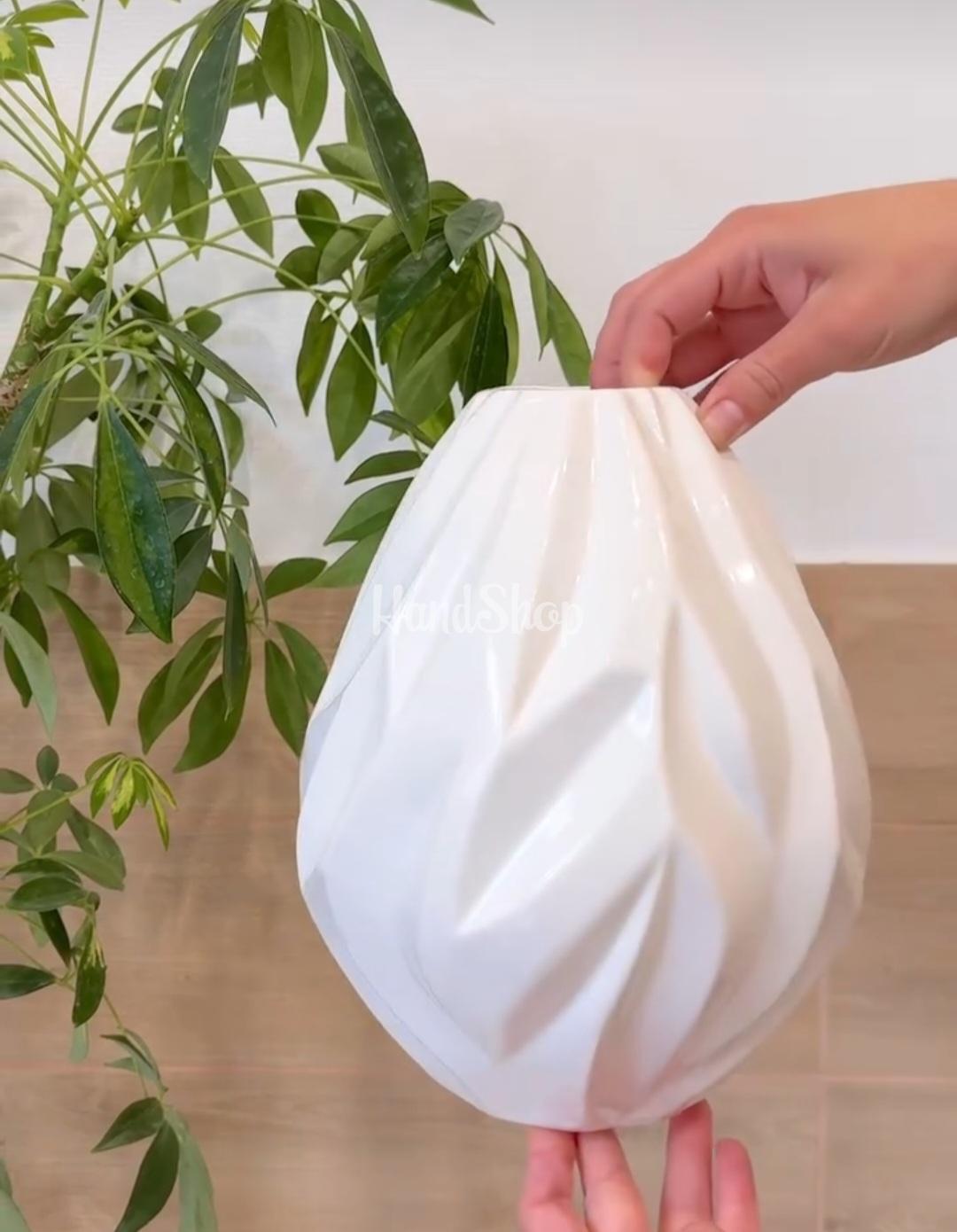 Велика ваза для квітів в білому кольорі об’ємна геометрія, фарфор Велика ваза для квітів в білому кольорі об’ємна геометрія, фарфор