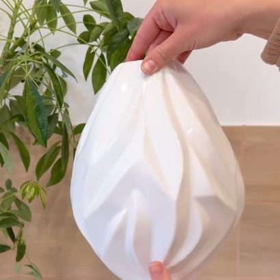 Велика ваза для квітів в білому кольорі об’ємна геометрія, фарфор