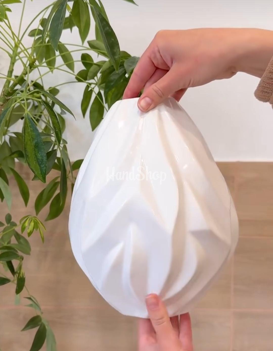 Велика ваза для квітів в білому кольорі об’ємна геометрія, фарфор Велика ваза для квітів в білому кольорі об’ємна геометрія, фарфор