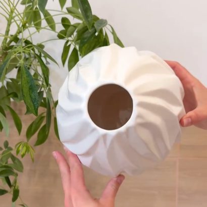 Велика ваза для квітів в білому кольорі об’ємна геометрія, фарфор