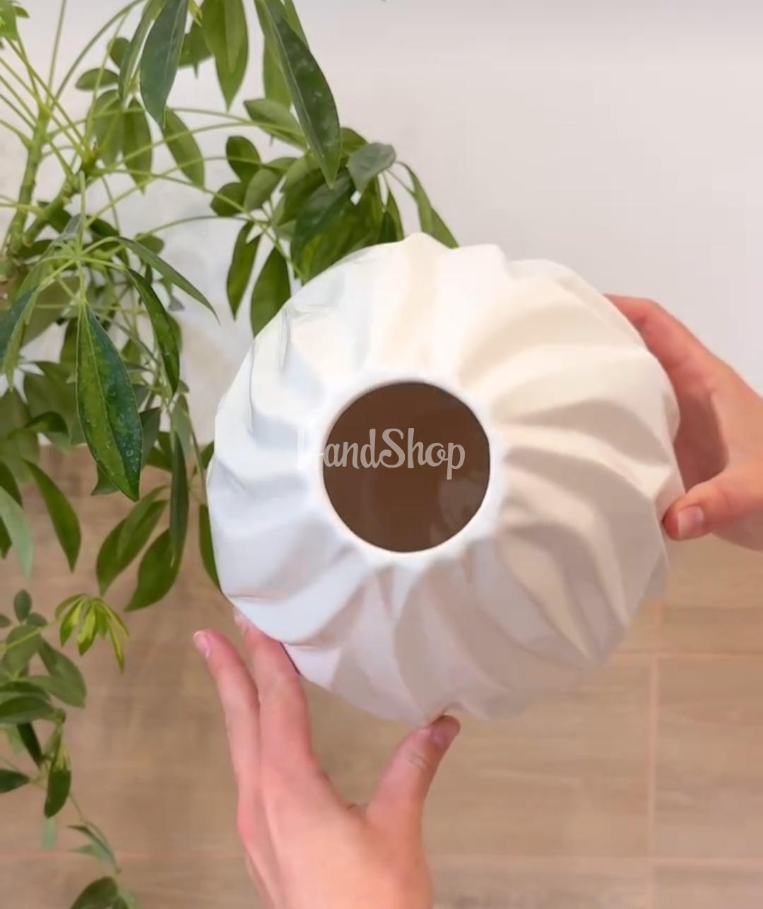 Велика ваза для квітів в білому кольорі об’ємна геометрія, фарфор Велика ваза для квітів в білому кольорі об’ємна геометрія, фарфор