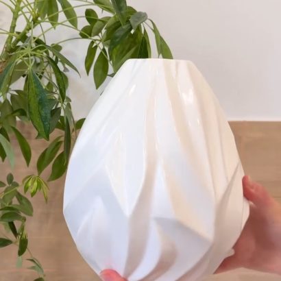 Велика ваза для квітів в білому кольорі об’ємна геометрія, фарфор