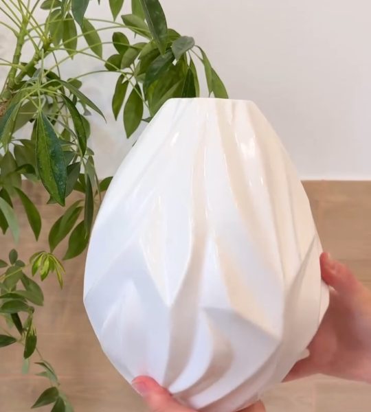 Велика ваза для квітів в білому кольорі об’ємна геометрія, фарфор