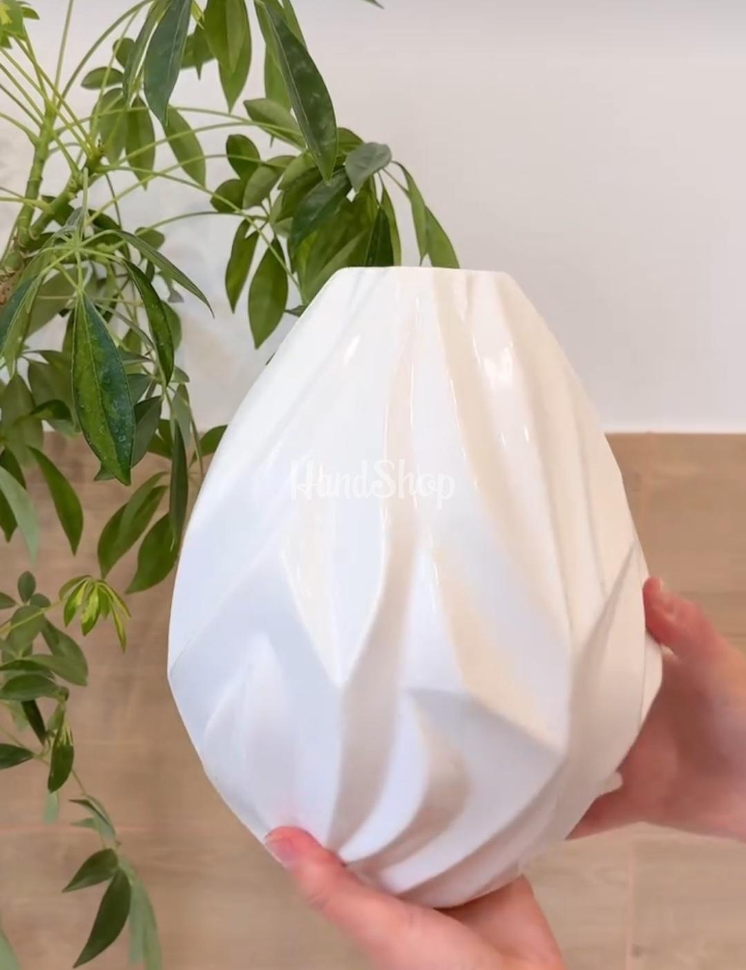 Велика ваза для квітів в білому кольорі об’ємна геометрія, фарфор Велика ваза для квітів в білому кольорі об’ємна геометрія, фарфор