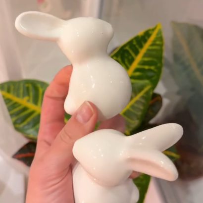 Пара білих порцелянових сувенірних зайчиків, 2 шт