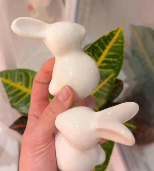 Пара білих порцелянових сувенірних зайчиків, 2 шт