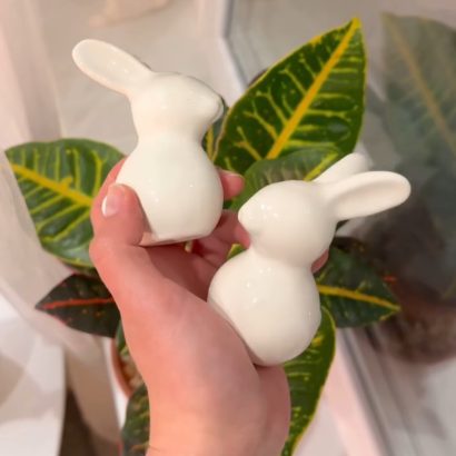 Пара білих порцелянових сувенірних зайчиків, 2 шт