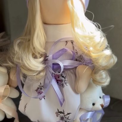 Сувенірна інтер’єрна лялька з довгим кудрявим волоссям