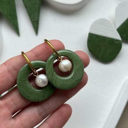 Стильні жіночі сережки круглі зелені глина та річкові перли