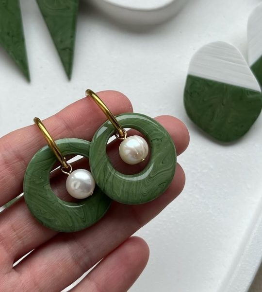 Стильні жіночі сережки круглі зелені глина та річкові перли