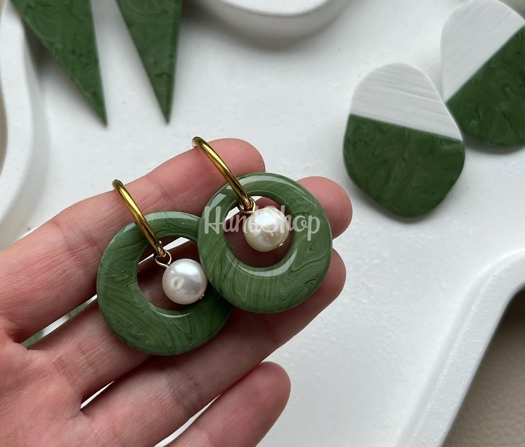 Стильні жіночі сережки круглі зелені глина та річкові перли Стильні жіночі сережки круглі зелені глина та річкові перли