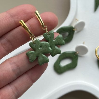 Жіночі сережки зелені листочки клевера глина